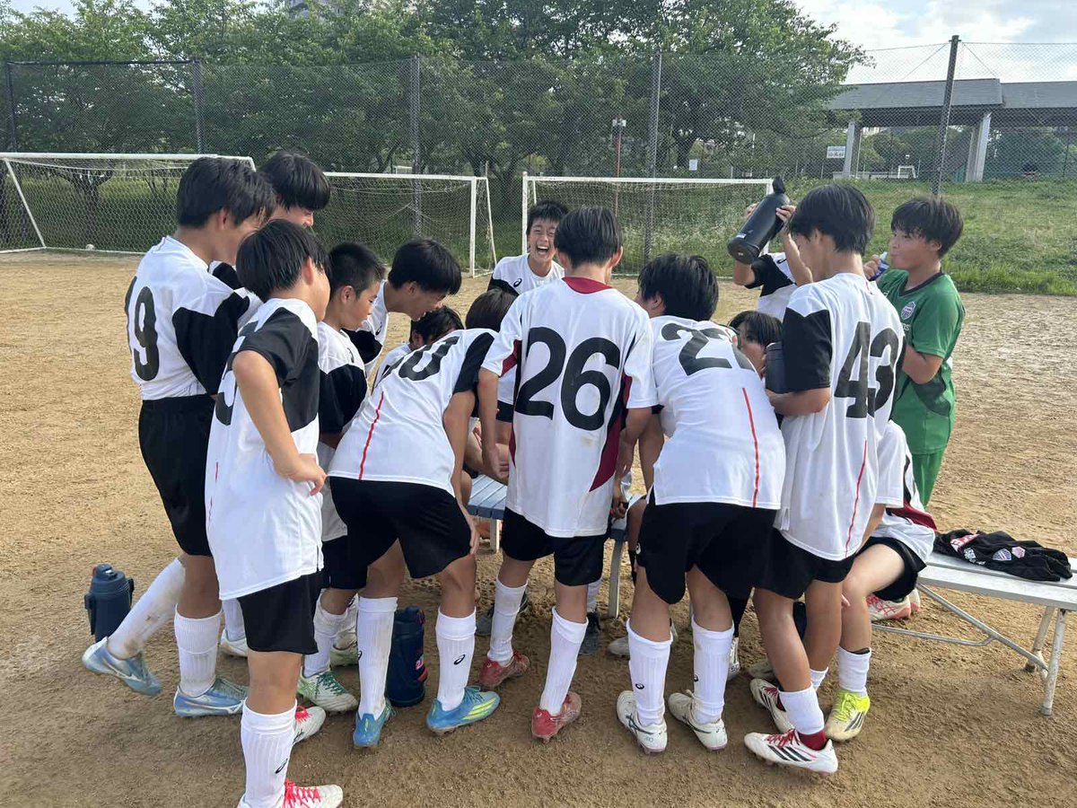 visselschool's tweet photo. 【#ヴィッセル神戸 SS U-15UMDS 活動報告】

公式戦を見据え、2・3年生で
紅白戦とPK対決を実施！
ライバルとバチバチに競い合う
熱い戦いに🔥

作戦盤を使い
主体的に話し合う姿も頼もしい限り！
チーム一丸となって公式戦へ挑みます！
これからも温かいご声援よろしくお願いします‼️

#中学生チーム https://t.co/I3FEeFe8mB