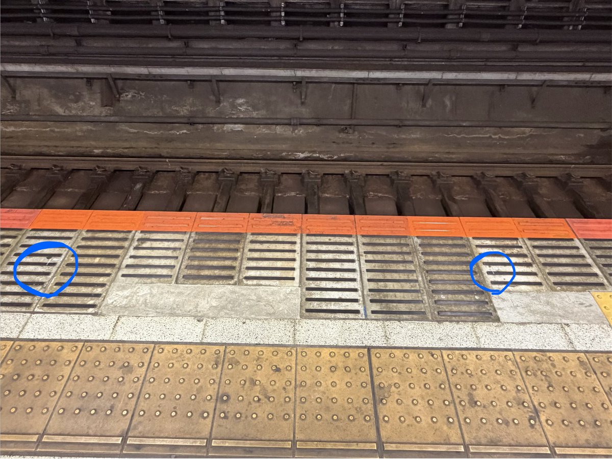cocomayatrain's tweet photo. 一応記録として
新橋駅 横須賀線ホーム
ホームの両端部を除いてなにやら十字の印がありました
ホームドア工事と関係あるかは分かりませんが機械工事始まったのですかね…(仮囲いはなし)
まだ確証は無いのでちまちま追って行きます https://t.co/gl6AM5Pf1O