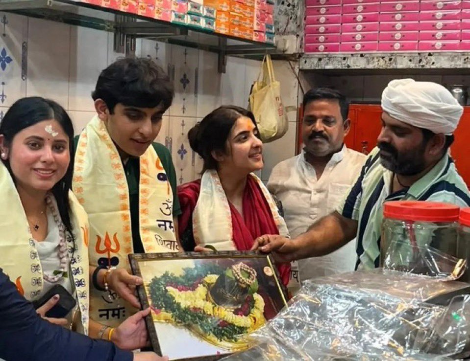 ArunSagar0's tweet photo. आदरणीय सुश्री @Mayawati जी ने संसद में कहा था कि हमारे समाज के नेता अपने निज़ी हित के लिए बसपा से अलग पार्टियो में बँधवा मज़दूरी करते हैं इसलिये ये नेता अपनी क़ौम का कभी भला नहीं कर सकते हैं !

@yadavakhilesh जी ने @PriyaSarojMP जी को अपने बच्चो को घुमाने का काम दिया हुआ है ! https://t.co/OCEUlLGgCv
