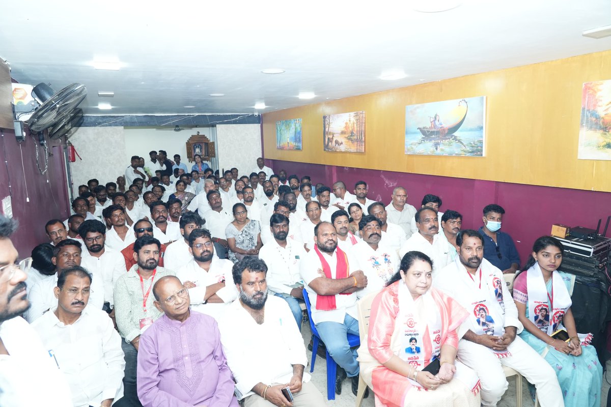JanaSenaParty's tweet photo. విజయనగరం పార్లమెంట్ లో జనసేన పార్టీ నిర్మాణ సారథుల సమాచార సేకరణ కమిటీ దరఖాస్తుల స్వీకరణ కార్యక్రమం.

విజయనగరం పార్లమెంట్ పరిశీలకులు శ్రీ కొరికనా రవి కుమార్ @JSPRavikumarK గారి నేతృత్వంలోని 28 మంది సభ్యుల బృందం విజయనగరం ఫంక్షన్ హాల్ లో జనసేన పార్టీ నాయకుల నుండి దరఖాస్తుల స్వీకరణ ప్రారంభించడం జరిగింది. పార్టీ కమిటీల్లో బాధ్యతలు తీసుకుని పార్టీ కోసం పనిచేసేందుకు సిద్ధంగా ఉన్�� నాయకులు, జనసైనికుల నుండి దరఖాస్తులు సేకరించి, పార్టీ అధ్యక్షులు శ్రీ @PawanKalyan గారి దృష్టికి వీటిని తీసుకెళ్లనున్నట్లు ఆయన తెలిపారు.

#JSPMembershipToLeadership #JSPForNewAgePolitics