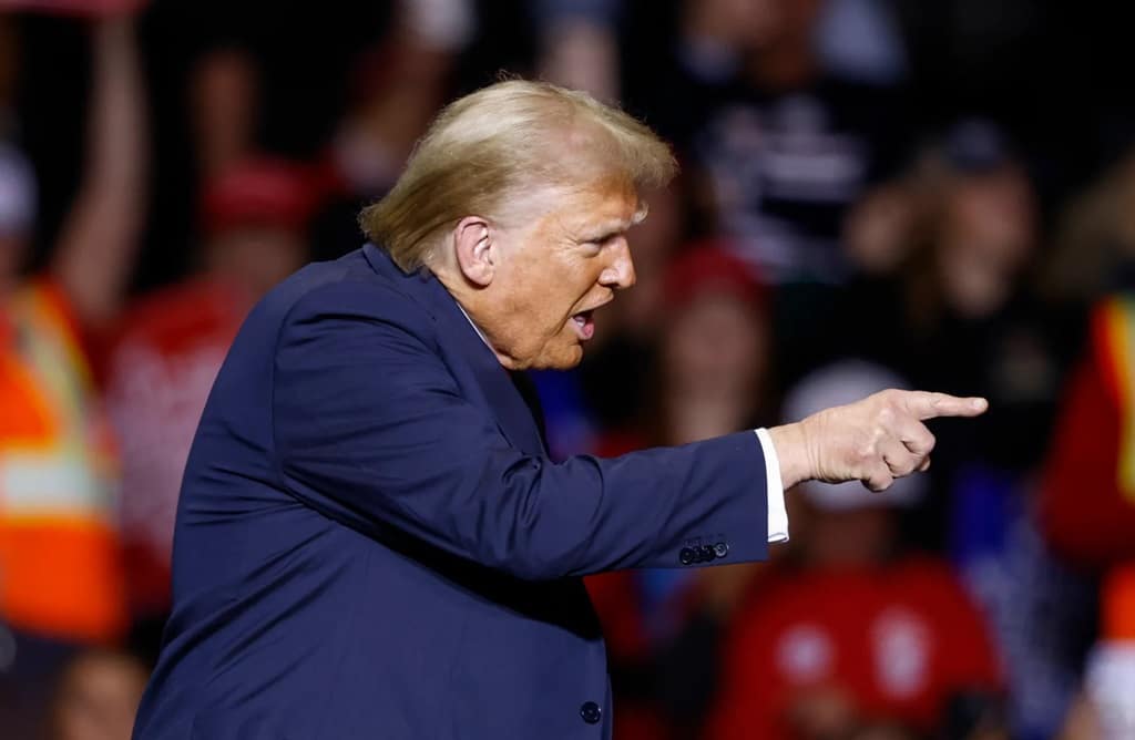 LaRealnoticia's tweet photo. ⭕🇺🇸 #URGENTE: 🇺🇸 El presidente Trump le dice a los minoristas de gasolina que “bajen sus precios de inmediato” o habrá “grandes problemas por delante.”

🛑"¡Los minoristas de gasolina deben bajar sus precios, INMEDIATAMENTE! Son demasiado altos considerando que el petróleo ahora está a $68 por barril, y se dirige hacia el sur. Los minoristas deben reaccionar rápidamente a esta declaración, y hacer lo que saben que es correcto — ¡BAJEN SU PRECIO PARA NUESTRO GRAN PUEBLO AMERICANO! No habrá especulación, que es totalmente ilegal.

▶️ Si los minoristas no hacen esto, ¡grandes problemas se avecinan! Comiencen a apuntar al número de $2.50 por galón, y California debería dejar de cobrar tales impuestos elevados sobre su gasolina. Pronto el impuesto será más alto que el producto mismo, y los Estados Unidos no lo tolerarán, ni lo hará el pueblo de California, que está siendo abusado por estos impuestos ridículos, y por su propio gobierno. Presidente DONALD J. TRUMP".