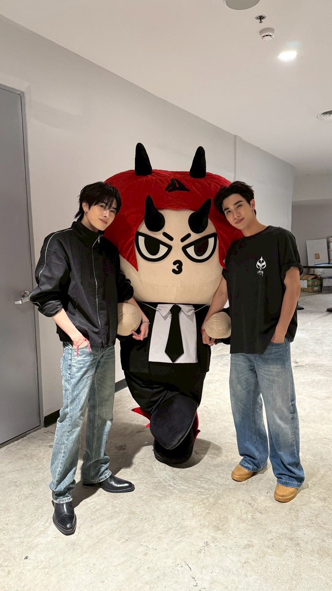 GailRihla's tweet photo. Let's be friends and support PerthSanta together na 🖤🤍
#PerthSanta 
#PerthTanapon #Santapp https://t.co/NFdChrf7pO