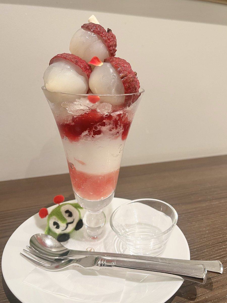 tabimakura50's tweet photo. みんくる、すてきな帽子だね！

実は先日食べた千疋屋の生ライチパフェ✨
帽子をかぶっているみたいなライチがかわいい笑🥰
今日までだったらしいです。 https://t.co/ev676NgQdg