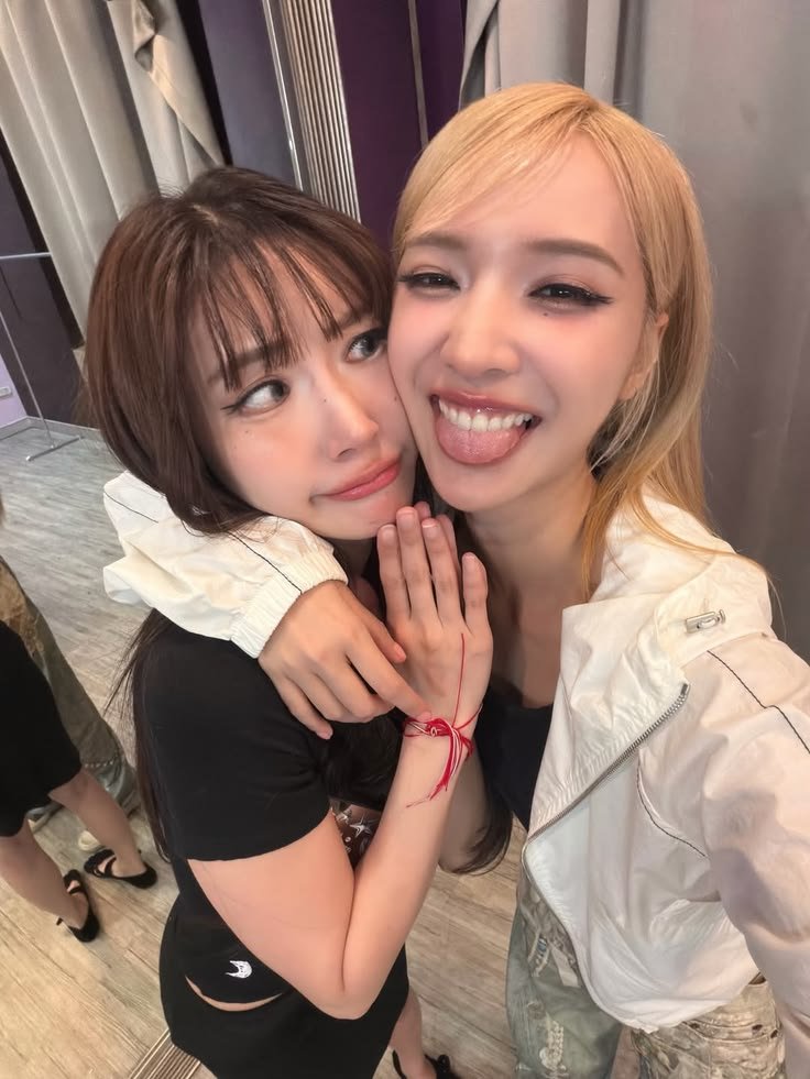 yjjvenus's tweet photo. amo essas fotos que a jingjing ta numa vibe meio namorada obcecada https://t.co/buFcDsix7f