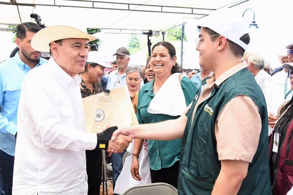 oscargoulloa's tweet photo. Lleva Gobernador Durazo becas, obras y servicios gratuitos a miles de familias de la sierra sonorense https://t.co/xGkzo6JJzF https://t.co/HwWunYPtHj