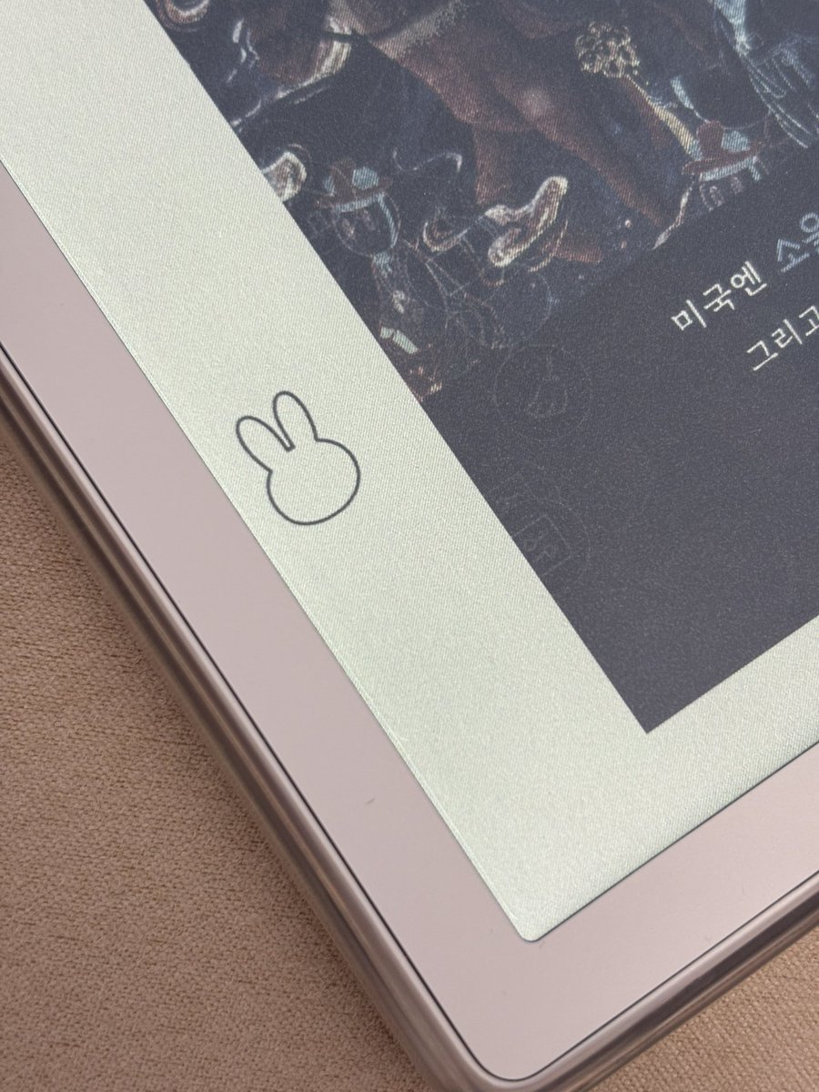 ryry_book's tweet photo. 구라안치고 저랑 이북리더기 써보신 연혁이 똑같아서 남겨요
크레마 사운드업이랑 속도차이가 개쩔어요 저 처음에 미피 켜보고 ㄹㅇ 핸드폰 만지는 줄 알았음
그리고 저 미피 아이콘(누르면 메뉴들 나옴)이 귀엽습니다...💕 https://t.co/6iowqYPemo