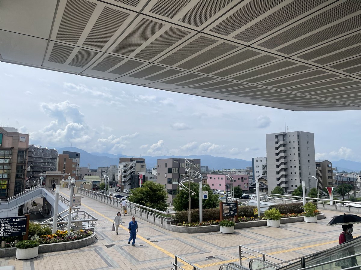 19_r1's tweet photo. 長野から新幹線
長野の主要駅の、山に囲まれてる感じが好き https://t.co/VAKqmFpMMZ
