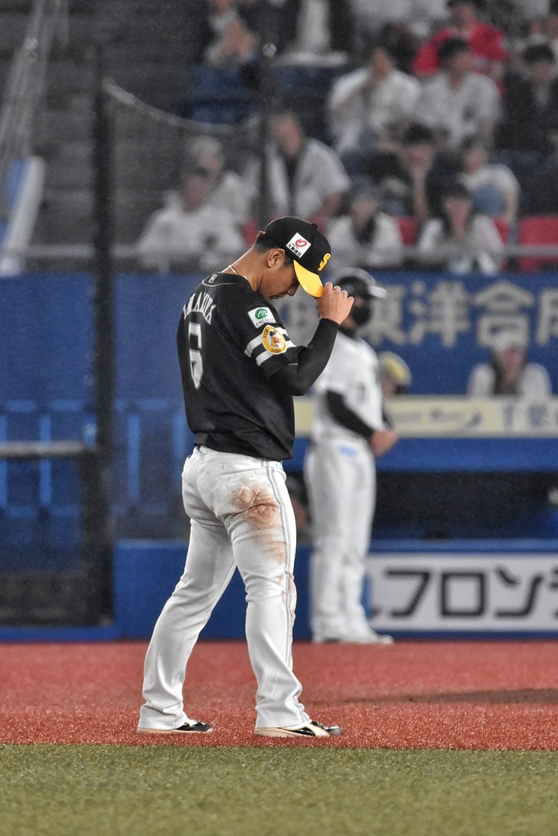 alwaysNemui_7's tweet photo. ずっっっと帽子のツバの角度気にしてるの、めっちゃ『今宮健太』って感じで好きすぎた🫶🫶🫶
 #sbhawks #今宮健太 https://t.co/EyPopxUrhv