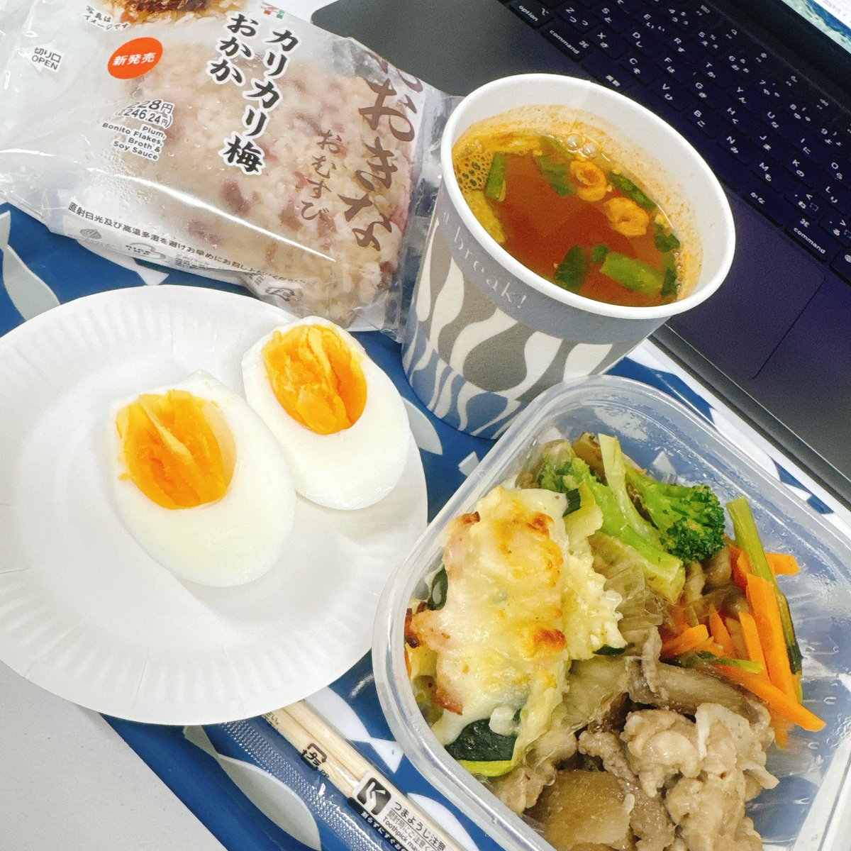 smilyjulia's tweet photo. お米忘れたからセブンで🍙調達したw
スープは成城石井のトムヤンフォー\( ˆoˆ )/

#ゆりあランチ https://t.co/ar6XXrWHpz