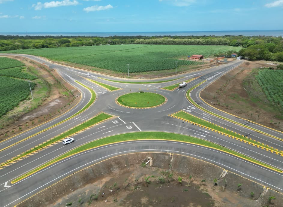 SimboloRev1979's tweet photo. 🛣️ Este 2 de julio, el MTI entregará 119 kilómetros de la Carretera Costanera, desde El Naranjo hasta Masachapa. 🚜

La obra fortalece la conectividad, mejora la movilidad y aporta al desarrollo de las comunidades. 🤝#2026VIVASANDINO #2026SIEMPREMÁSALLÁ #ManaguaSandinista https://t.co/ZFV0TNyh0m