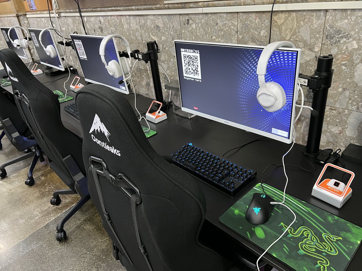 gamecenterb1's tweet photo. 先ほど新しいゲーミングPCの設定が完了しました‼️
本日こちらの席をご利用いただいた後、アンケートにご記入いただくと30分無料チャージいたします！
こちらの席は240hzゲーミングモニターを設置しております。FPSなどぜひお試しください。
#eスポーツ #VALORANT #APEX #柏 https://t.co/Y6WgigVtDm