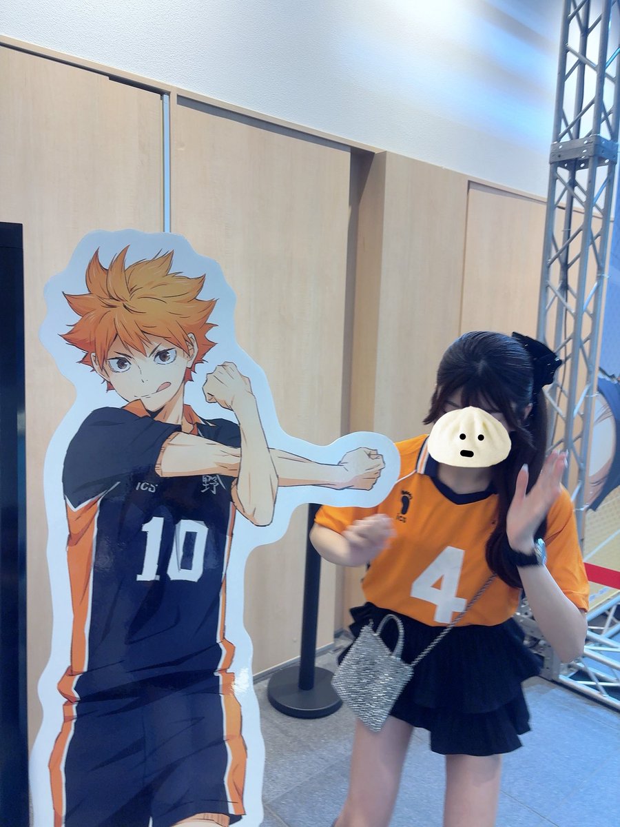__poyuo0's tweet photo. 今回のおふざけは
①木兎とハイタッチ(できず)
②日向に殴られる
③全力ローリングサンダー
の3本立てです https://t.co/XOzFyiH4lQ