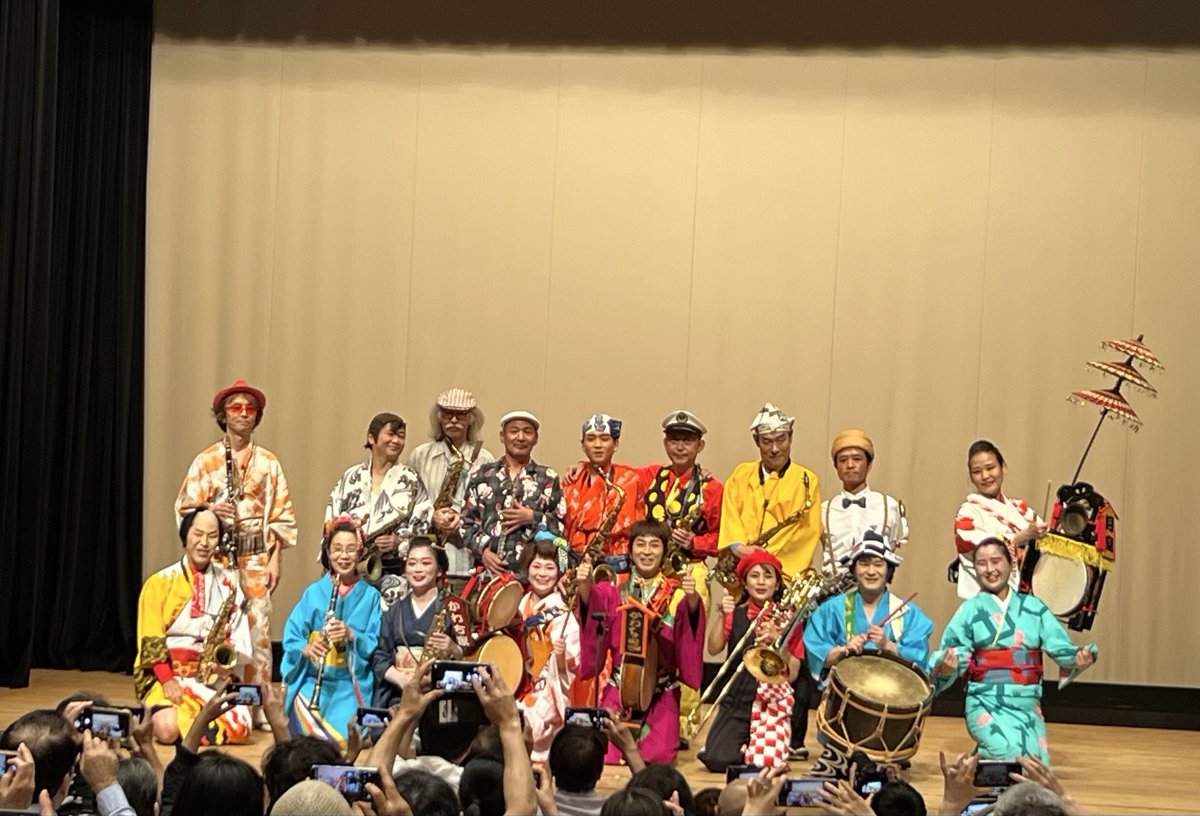 pochonbo's tweet photo. 『音が遊ぶ♪街が躍る』
かわち家さんにレジェンド学士さん達によるチンドン演奏、どんな音楽もチンドン太鼓で始まるとチンドンに。
コロナで引きこもり中の救いだった『チンドン道中』に『音が遊ぶ♪街が躍る』と最高です。3年前の立川でのレジェンドさん達を思い出しました。 https://t.co/KA3Adp0thd