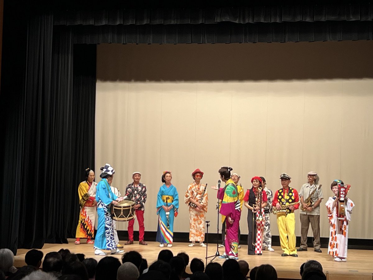 pochonbo's tweet photo. 『音が遊ぶ♪街が躍る』
かわち家さんにレジェンド学士さん達によるチンドン演奏、どんな音楽もチンドン太鼓で始まるとチンドンに。
コロナで引きこもり中の救いだった『チンドン道中』に『音が遊ぶ♪街が躍る』と最高です。3年前の立川でのレジェンドさん達を思い出しました。 https://t.co/KA3Adp0thd