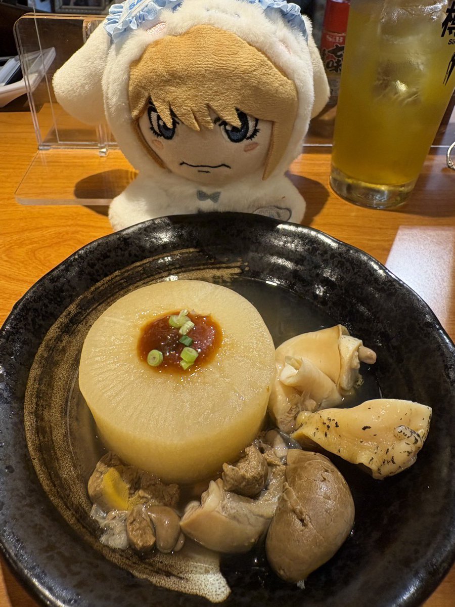 ___karin23's tweet photo. 金沢満喫した🫶🏻
全然時間足りなくて困った！

すごくエビを狙っているマオさん
すごく大根を狙っているマオさん
すごく8番を狙っているマオさん

#マオが止まらない https://t.co/V6zh0RyHMx