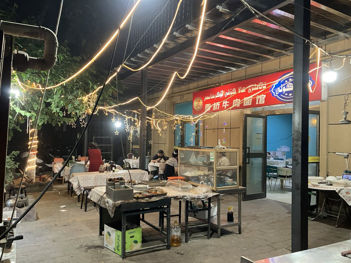 kado_travel's tweet photo. トルファン(吐魯番/تۇرپان)

交河故城のあと、路線バスもタクシーも来なかったため、近くの集落まで歩き一部ヒッチハイク、その先タクシー捕まえて宿に向かった。タクシー18→15元支払い

宿周辺は葡萄鎮と呼ばれる地区。無理矢理作ったウイグル街ではなく、ごく自然な雰囲気を感じた https://t.co/Kor9wuF4Nf