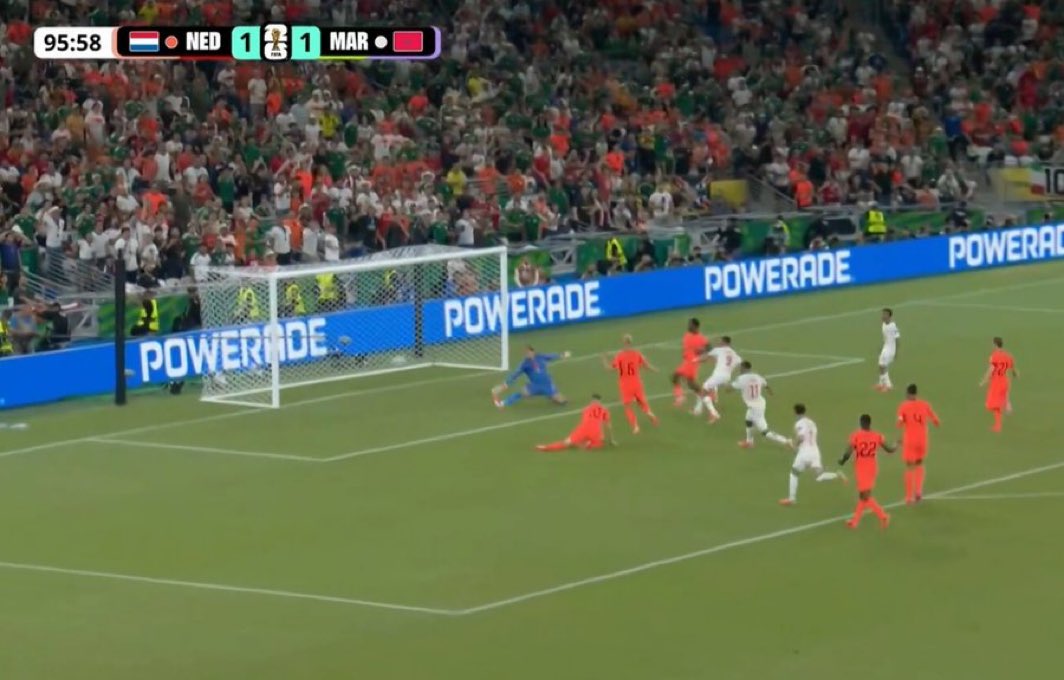 golsdobrasil1's tweet photo. O goleiro acaba de fazer a defesa da Copa até aqui. 🤯

📸 Reprodução https://t.co/eAvXpfG29o