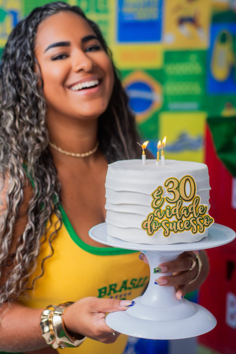 AgathaC29's tweet photo. "Trintei! Bem-vinda, nova década” ✨🍀🥳 https://t.co/5gBRiWHnNk