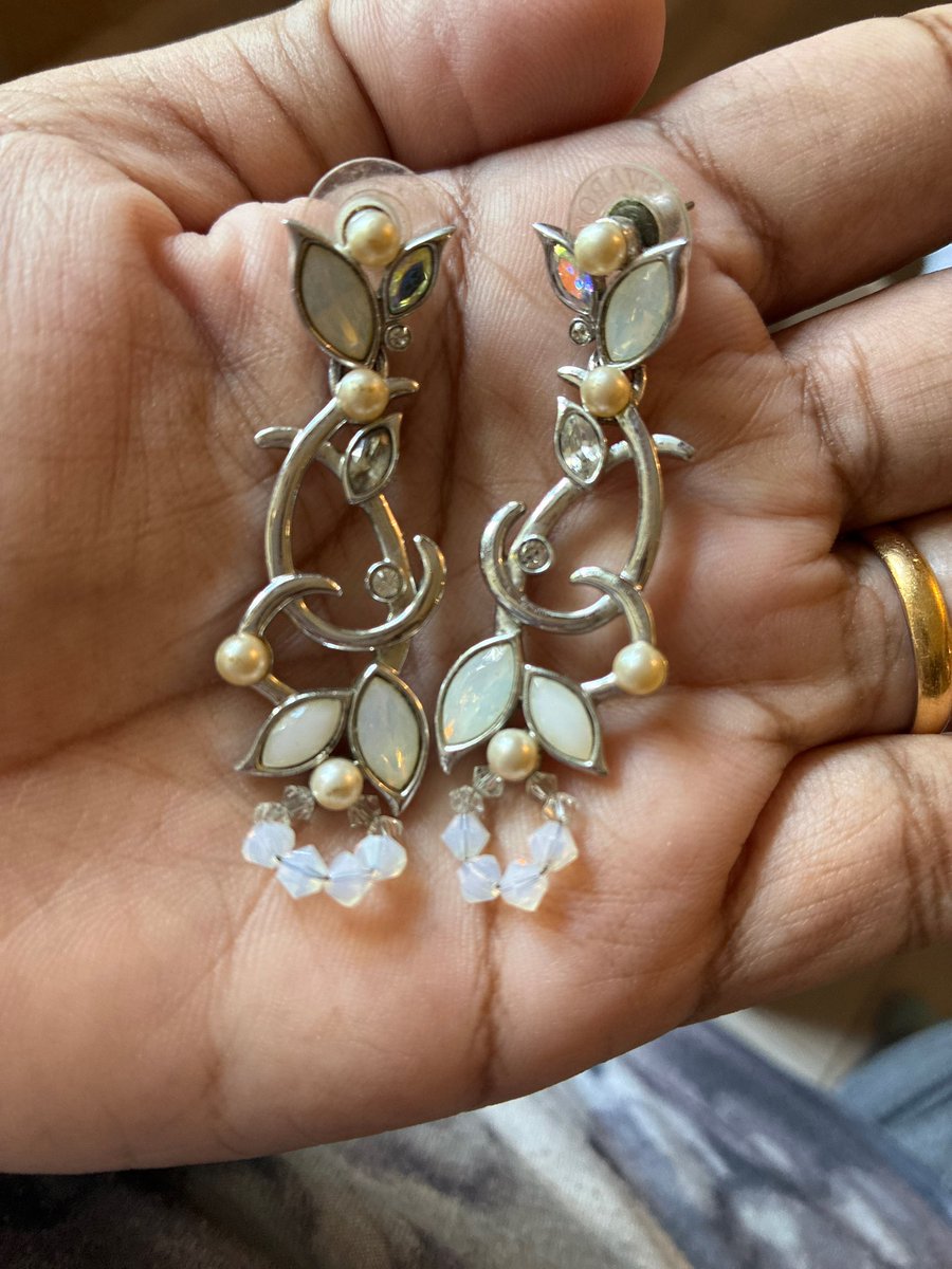 zynndyy's tweet photo. Elegant authentic #Swarovski silver-tone vine drop earrings featuring opalescent crystals and crystal pearls, excellent pre-owned condition. #preloved #swarovskipreowned #sale #sellingSwarovski #Genuine #Chennai https://t.co/g9XZFMwVTO