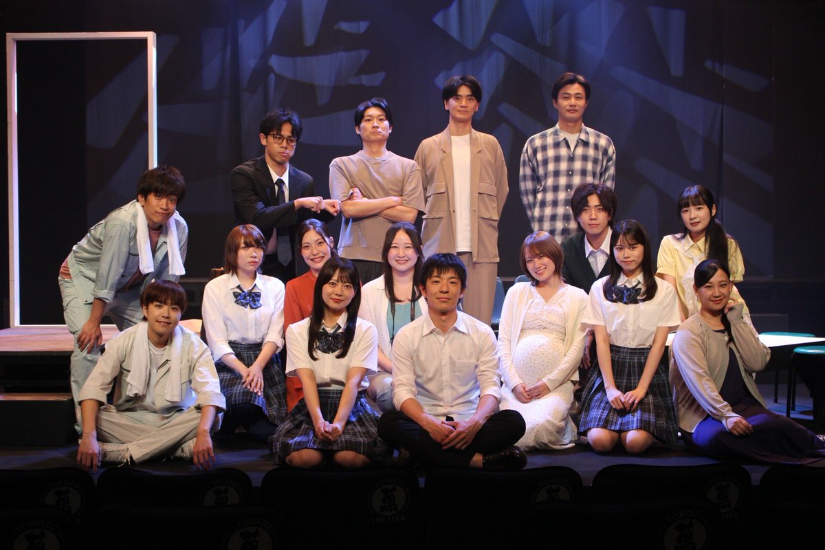live1221moom's tweet photo. 盆栽サイダー第八回公演
「3.8センチ」
皆様と無事千穐楽を迎えました。
沢山のお客様、キャストの皆様
照明さん音響さん。
脚本演出してくださった矢崎さん
ありがとうございました！！

当たり前に過ぎていく一日を
大切に過ごそう。
ちゃんと前を見て過ごそう。

#盆栽サイダー
 #さんはち https://t.co/NMkIfH64Zf