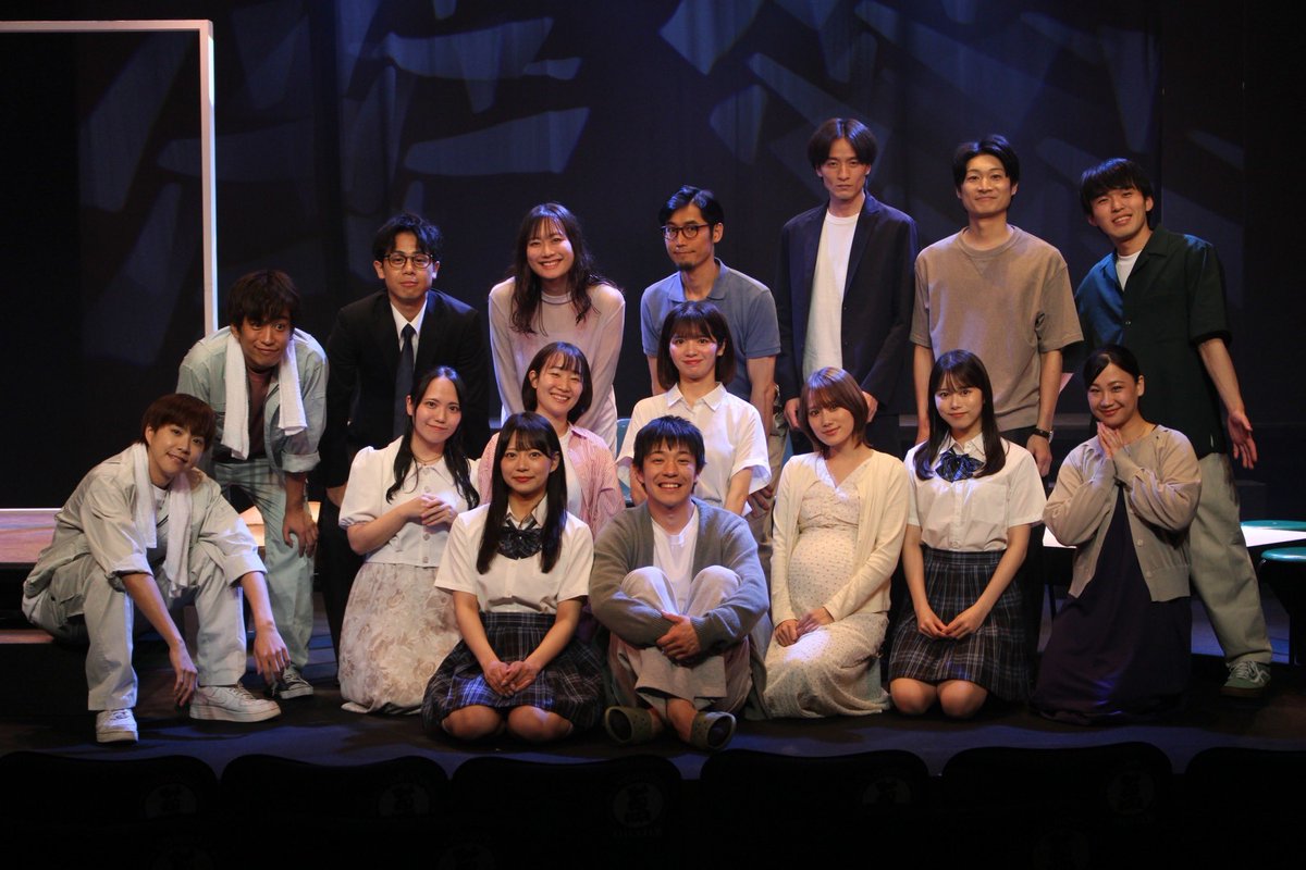 live1221moom's tweet photo. 盆栽サイダー第八回公演
「3.8センチ」
皆様と無事千穐楽を迎えました。
沢山のお客様、キャストの皆様
照明さん音響さん。
脚本演出してくださった矢崎さん
ありがとうございました！！

当たり前に過ぎていく一日を
大切に過ごそう。
ちゃんと前を見て過ごそう。

#盆栽サイダー
 #さんはち https://t.co/NMkIfH64Zf