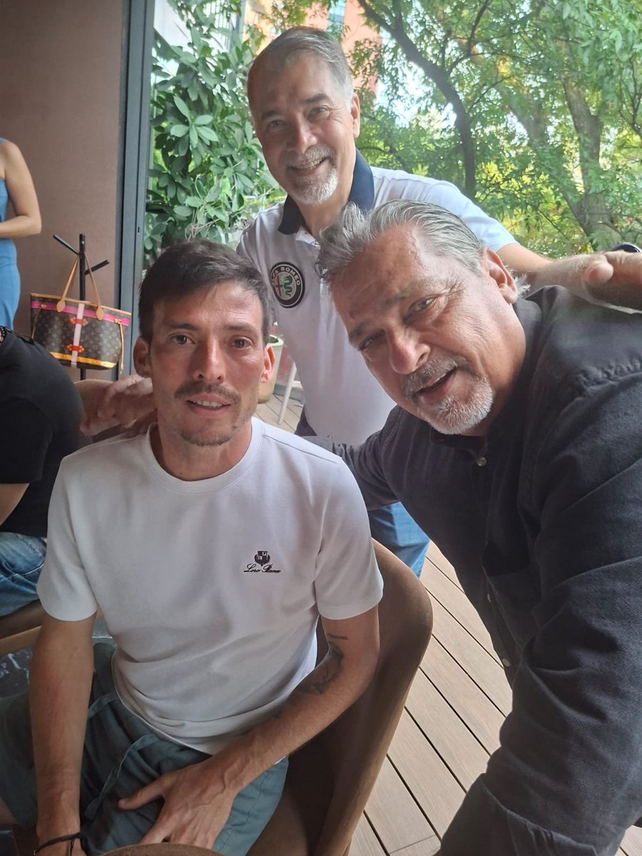 antoniolaveaga's tweet photo. Probando grandes vinos con @lplascencias y con el idolo del Manchester City David el Chino Silva https://t.co/HO6tleN5ji