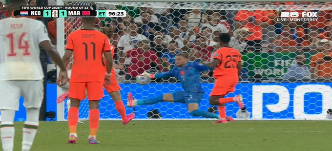 FutboolFichajes's tweet photo. BART VERBRUGGEN Y LA ATAJADA DEL MUNDIAL PARA SOSTENER EL 1-1 DE PAÍSES BAJOS Y MARRUECOS. 🤯🇳🇱