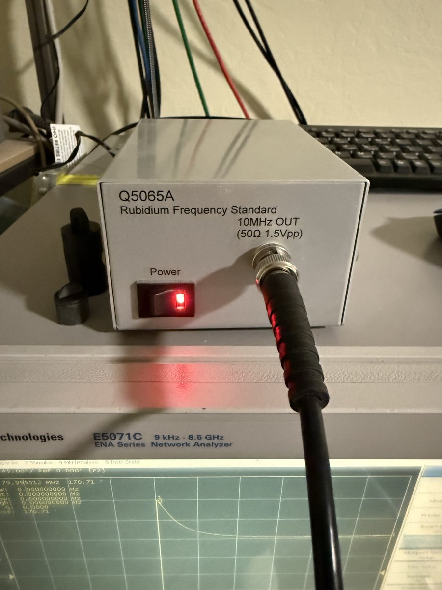 191Ir's tweet photo. 80MHz水晶発振回路の一部をいくつか修正してLoaded Qが20,000以上になった。わかんないけどこれって結構すごい値じゃないかな？周波数のズレも修正したけどまだ低いほうに60ppmほどずれてる。水晶単体ではほぼ誤差ゼロなのを確認してるから、もう少し修正すれば直せそうかな。 https://t.co/9KyDn7JKRc