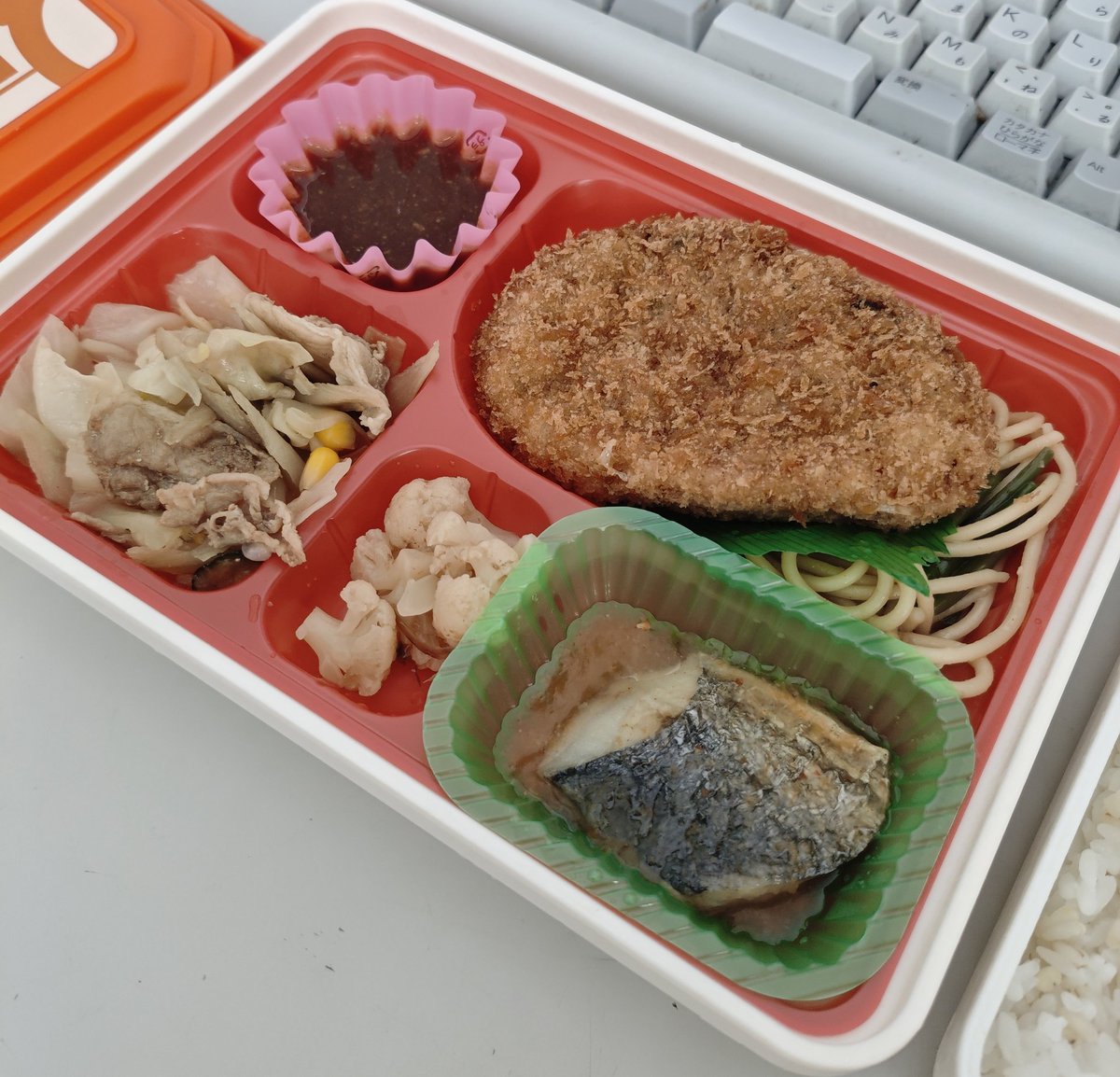 apstar's tweet photo. 配達弁当を食ってる https://t.co/LerpWa2DCu