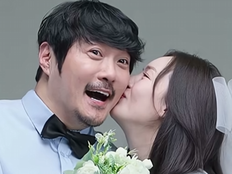 juhyeon6749's tweet photo. 방송에서 항상 한쪽 귀에 에어팟 끼던 가수 진짜 이유 알고 나서 다들 조용해진 썰

귀에서 에어팟을 절대 안 빼던 가수가 있었음
어떤 방송을 나와도 항상 한쪽 귀에 에어팟을 끼고 나와서 
그게 캐릭터처럼 됐던 KCM
처음엔 다들 그냥 버릇이거나 컨셉인 줄 알았는데 진짜 이유는 따로 있었음
편찮으신 어머니 때문이었음
예전에 어머니가 쓰러지셨을 때 전화를 못 받아서 위급한 상황까지 갔던 적이 있었다고 함
그 뒤로는 어머니 전화를 절대 놓치지 않으려고 촬영 중에도 양해를 구하고 한쪽 귀에 늘 에어팟을 끼고 다녔던 거임
가족을 지키려는 마음은 아내랑 아이한테도 똑같았음
한때 믿었던 지인한테 속아서 수십억대 보증빚을 떠안고 독촉에 시달리던 시기가 있었는데
그 빚이 아내랑 아이한테 넘어갈까 봐 무려 13년 동안 혼인신고도 안 하고 가족을 숨겼다고 함
빚을 다 갚고 나서야 2022년에 조용히 혼인신고를 했고 그제서야 가족을 세상에 공개함
화려한 거 하나 없이 그냥 가족 지키는 거 하나는 진심인 남자였음