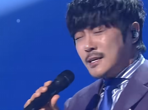 juhyeon6749's tweet photo. 방송에서 항상 한쪽 귀에 에어팟 끼던 가수 진짜 이유 알고 나서 다들 조용해진 썰

귀에서 에어팟을 절대 안 빼던 가수가 있었음
어떤 방송을 나와도 항상 한쪽 귀에 에어팟을 끼고 나와서 
그게 캐릭터처럼 됐던 KCM
처음엔 다들 그냥 버릇이거나 컨셉인 줄 알았는데 진짜 이유는 따로 있었음
편찮으신 어머니 때문이었음
예전에 어머니가 쓰러지셨을 때 전화를 못 받아서 위급한 상황까지 갔던 적이 있었다고 함
그 뒤로는 어머니 전화를 절대 놓치지 않으려고 촬영 중에도 양해를 구하고 한쪽 귀에 늘 에어팟을 끼고 다녔던 거임
가족을 지키려는 마음은 아내랑 아이한테도 똑같았음
한때 믿었던 지인한테 속아서 수십억대 보증빚을 떠안고 독촉에 시달리던 시기가 있었는데
그 빚이 아내랑 아이한테 넘어갈까 봐 무려 13년 동안 혼인신고도 안 하고 가족을 숨겼다고 함
빚을 다 갚고 나서야 2022년에 조용히 혼인신고를 했고 그제서야 가족을 세상에 공개함
화려한 거 하나 없이 그냥 가족 지키는 거 하나는 진심인 남자였음