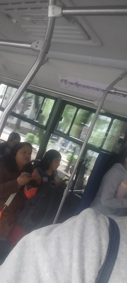 dgalmam72's tweet photo. @MetrobusCDMX Estas son las personas que venían sentadas en los asientos reservados, que según la campaña y los letreros son para personas adultas, personas embarazadas, personas con discapacidad y personas con menores de edad. En ningún lado dice que tienen que tener todas las condiciones https://t.co/biFyZ1X5KA