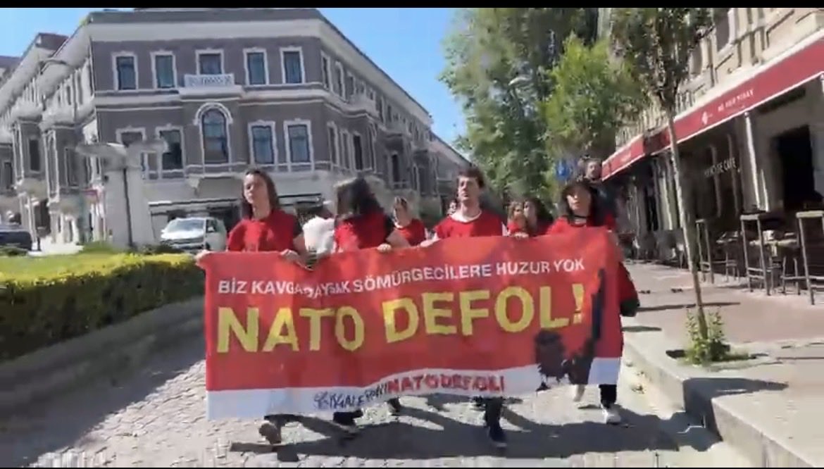 natodefoll's tweet photo. “NATO defol, bu memleket bizim!" dedikleri için gözaltına alınan 100’e yakın arkadaşımız, 10 saati aşkın süredir gözaltında tutuluyor!

Ne ifade işlemleri başlatıldı ne de avukatların arkadaşlarımızla görüşmesine izin veriliyor. 

Bu keyfi uygulamaya derhal son verilsin, arkadaşlarımız serbest bırakılsın!