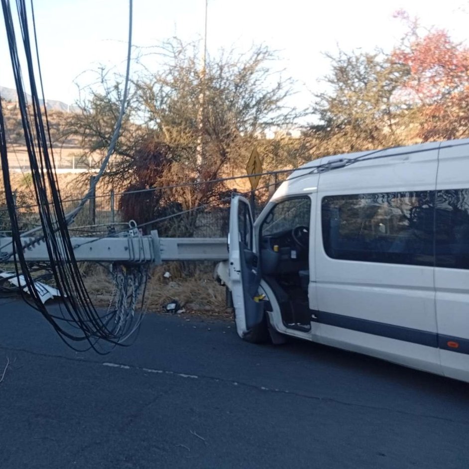 CGE_Clientes's tweet photo. Estás fotografías muestran que la interrupción del suministro eléctrico en el sector de Parque Alto, desde calle Paso Alto hacia el oriente, en la comuna de #PuenteAlto, se debe a un #PosteChocado. Brigadas CGE 👷 realizan labores de restablecimiento del servicio. Recomendamos transitar con precaución por el lugar 🚧
