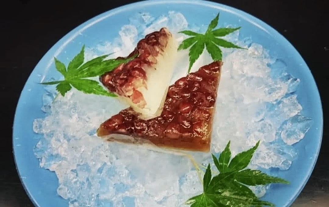 longlongriver's tweet photo. 今日は、はや6月30日、夏越祓に食べる和菓子「水無月」水無月は白の外郎生地に小豆をのせ、三角形に包丁された菓子、水無月の上部にある小豆の赤色は悪魔払いの意味があり、三角の形は暑気を払う氷を表してる御菓子ですね。
おはようございます🎶 https://t.co/Kg9C9dpcqv