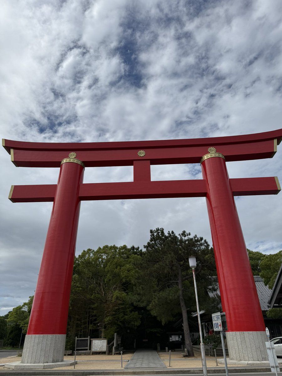 maa_73's tweet photo. おはようございます‼︎

淡路島の思い出✨

＼自凝島神社／

読める？読めるかなぁ？
【おのころじま】って読むんだって😊

写真で伝わるかしら😳
高さ21.7m‼︎
日本三大鳥居の1つと言われている、とっても大きい鳥居⛩️

如意棒が大きくなったらこんな感じなのかなぁって思いながら見上げてた🐒笑 https://t.co/BCpuPehcNl