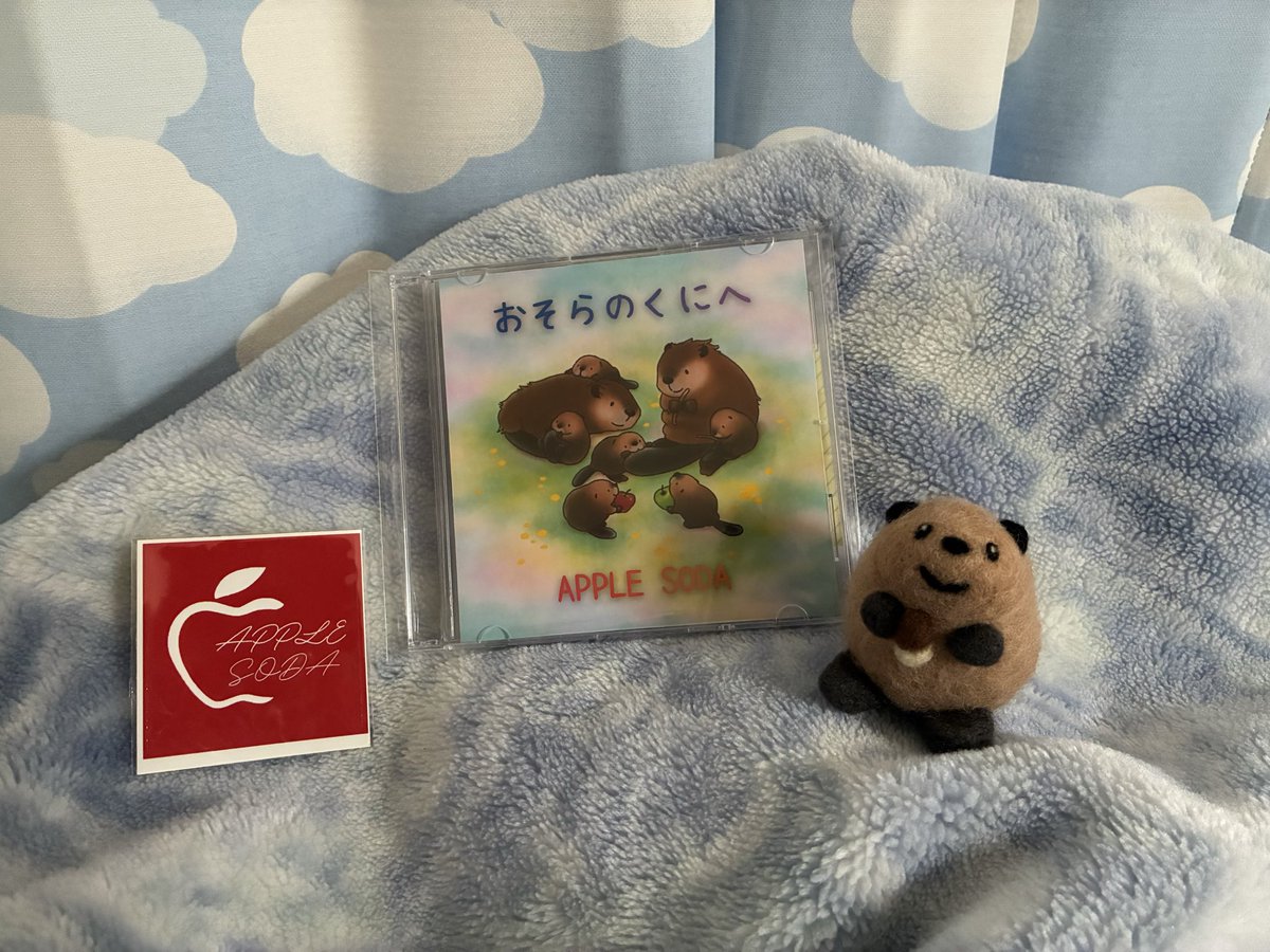 biba_yokoshe's tweet photo. @APPLESODA_2025 さんの新曲が届きました!!👏👏👏
しかもステッカー付きです🍎✨
車の中で聴いてみたいけど、涙で前が見えなくなりそう
(369さんのイラストなので、ぼたんと一緒に記念撮影✨)
#APPLESODA https://t.co/Cjfzvn08zv