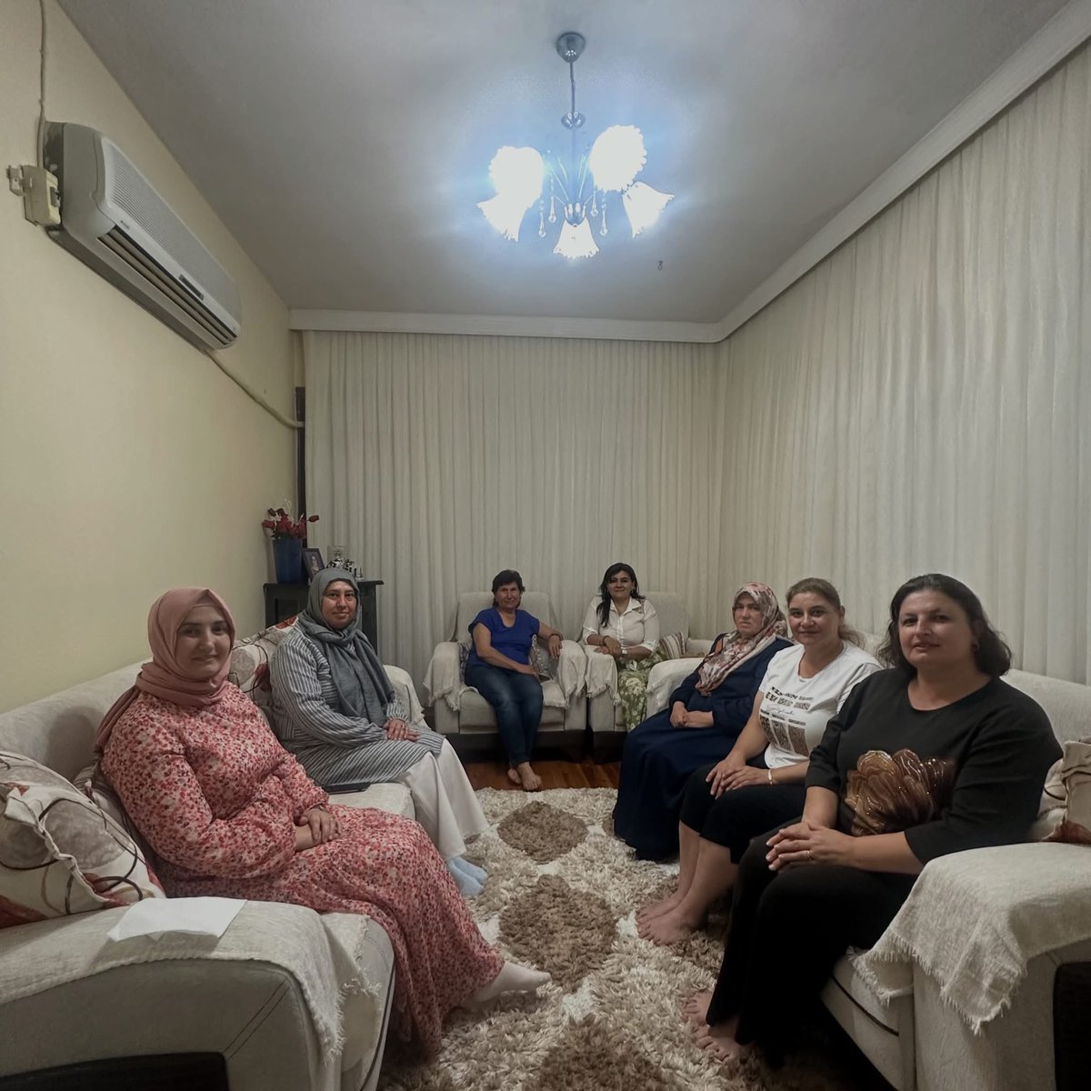 akkadinfinike07's tweet photo. Ak parti Finike kadın kolları başkanımız Tuğba kiriş ve yönetimi olarak 
📍 Karşıyaka mahallemizde 
Mahalle başkanımız Durkadın Uysal ev sahipliğinde mahalle toplantımızı gerçekleştirdik.
@alicetin_07 
@GlinZboz 
@HakannnBayar 
@AriciKiris https://t.co/OPjzS9yTAI