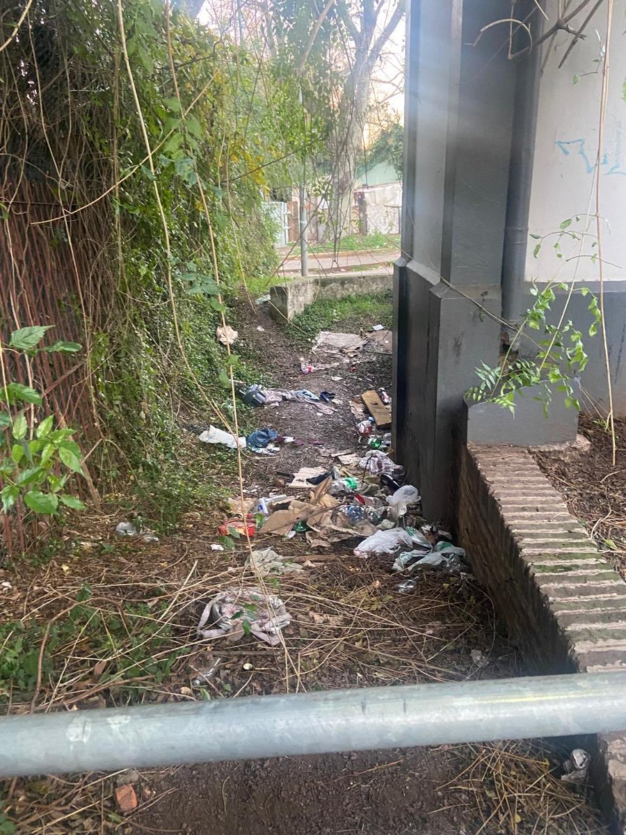 eduabella's tweet photo. Así luce Beccar por estas horas. La desidia absoluta de un intendente que no atiende las situaciones más básicas de higiene urbana. Porque cobran impuestos para mantener limpio, iluminado y seguro. Y esto es permanente. https://t.co/plFLBC3ifB