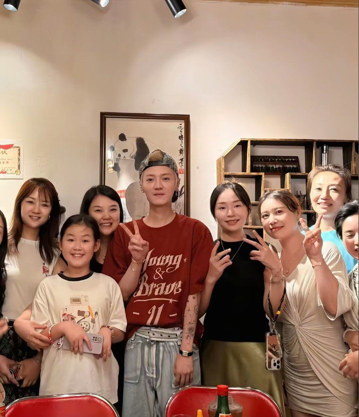 xiaollu777's tweet photo. yet another chance encounter with luhan today 🥹♥️ https://t.co/f4uhfy3SNs