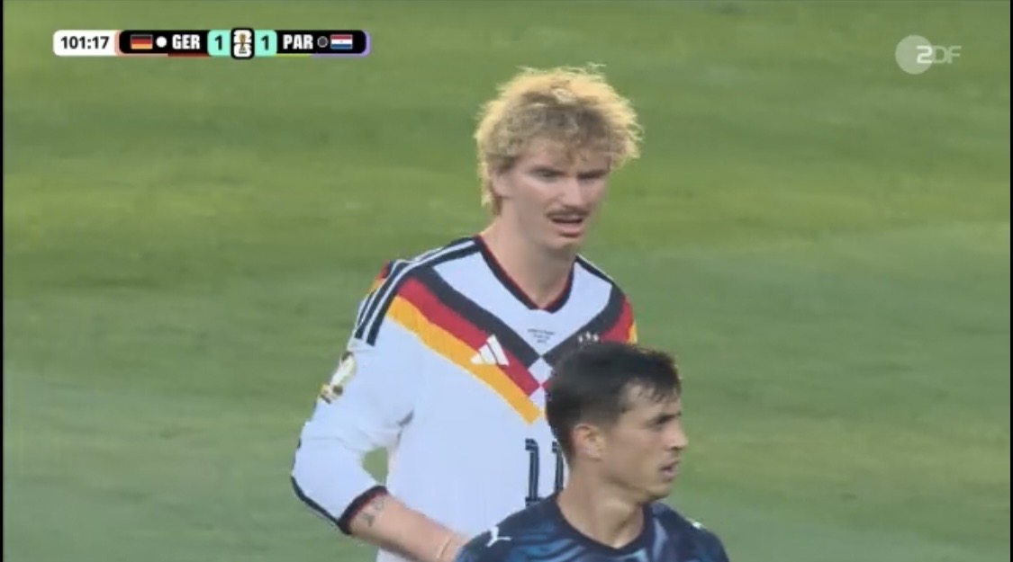 original1909's tweet photo. Rudi Völler hat wieder blonde Haare 

#WM2026 #GERPAR https://t.co/ICZHIYEi0U