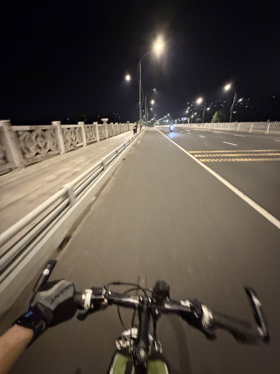 XxMuQq's tweet photo. 在桥上和另外几个相向而行的骑行者对视了 好羞耻 #野裸 #骑行 #男大 #暴露 https://t.co/PzrPrW5Rnw
