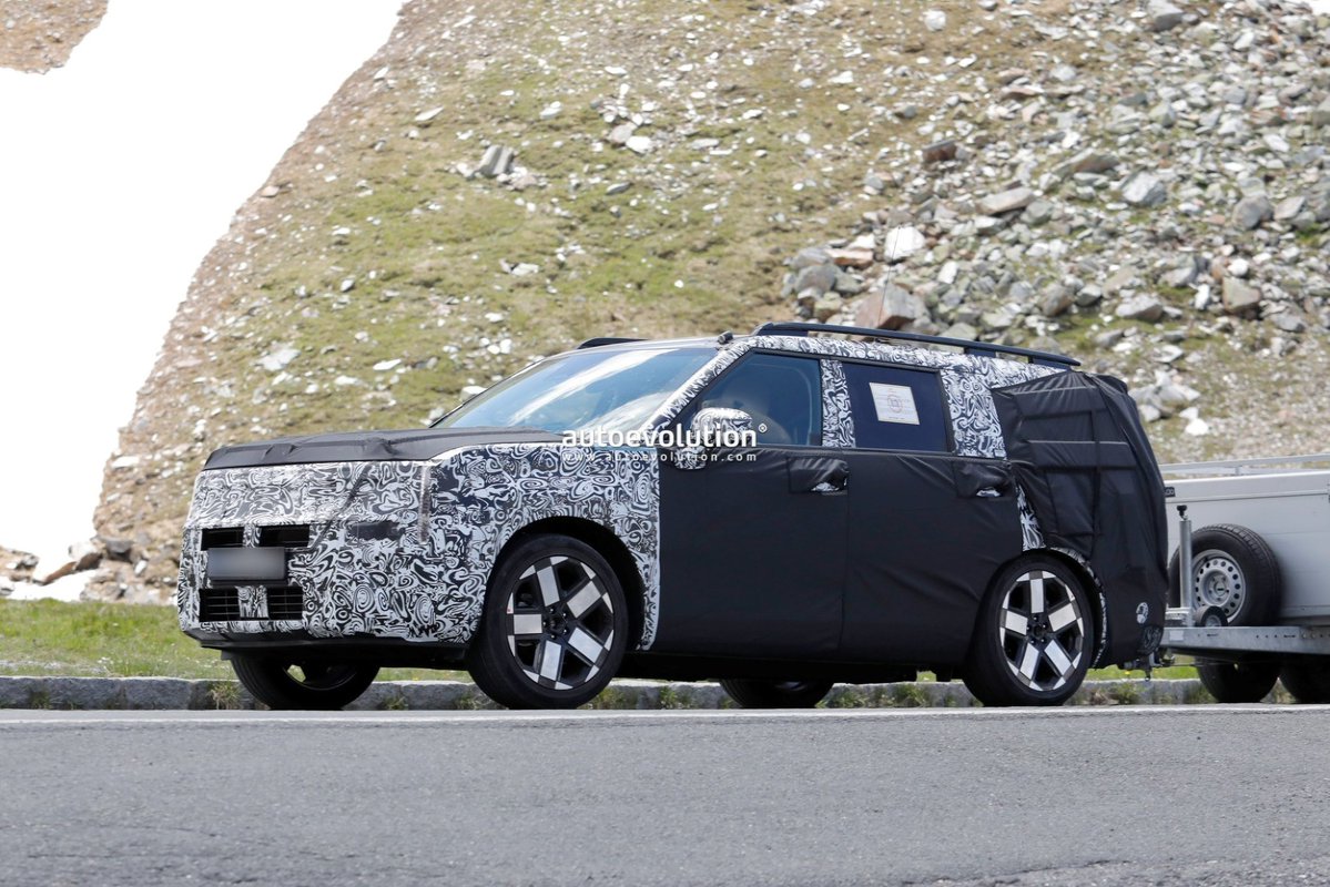 cole_marzen's tweet photo. The 2027 Hyundai Santa Fe has been spied testing in the Alps with a radical restyling. In addition, the CUV will feature an enlarged 17.0-inch center touchscreen display with Pleos OS and Gleo AI and offer an EREV powertrain for the very first time. #Hyundai #SantaFe #CUVs https://t.co/fSxeWYnEGg