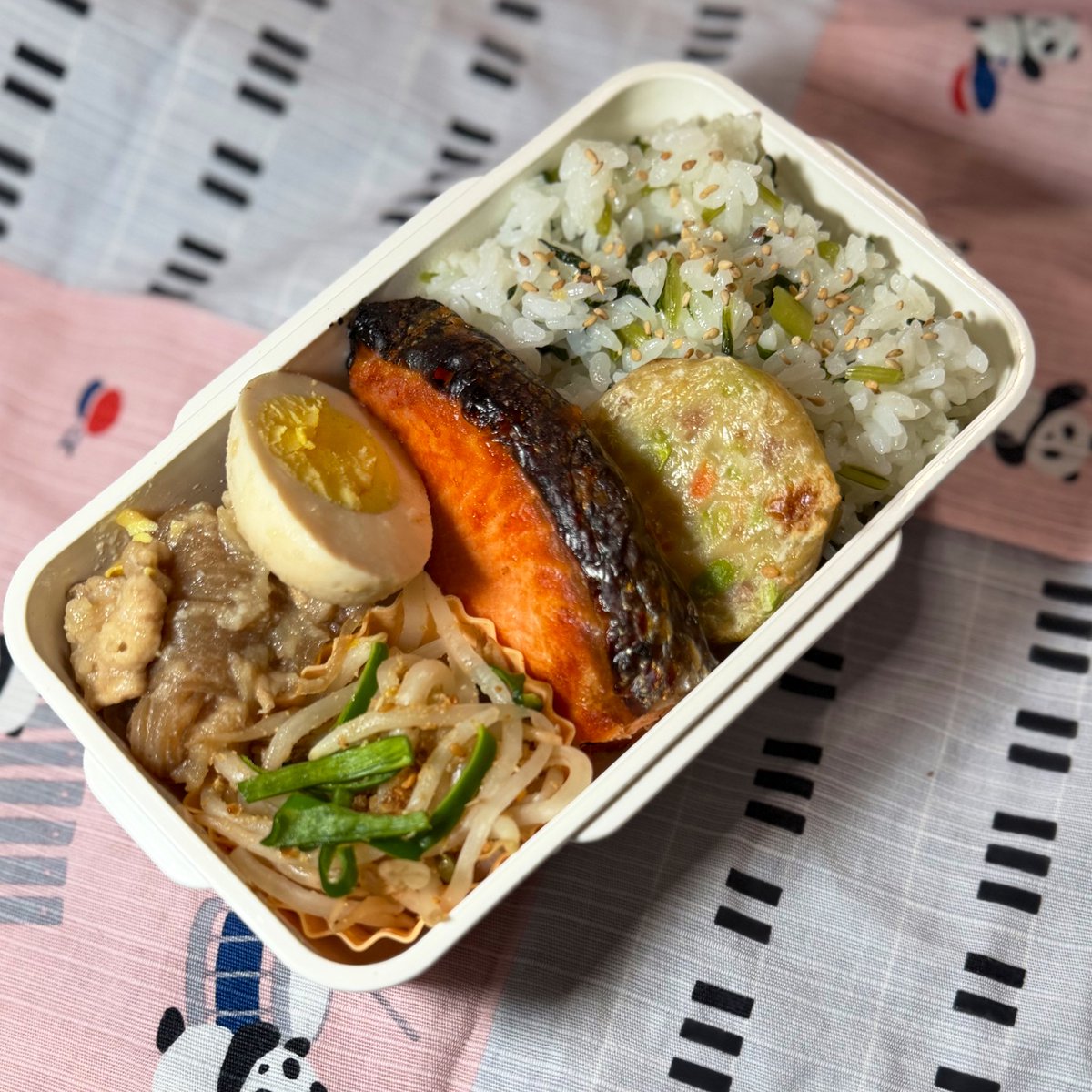 子どものお弁当 壬生菜の菜飯に焼き鮭 蓮根もちに肉じゃがの白滝と卵