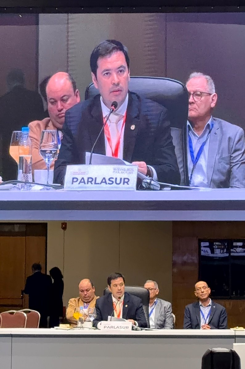 PARLASUR's tweet photo. #AgenciaPARLASUR | El Presidente del PARLASUR, @rodrigamarrak 🇵🇾, participó junto a los Vicepresidentes @nicovieradiaz 🇺🇾 y @GustavoHArrieta 🇦🇷 en la reunión del Consejo del Mercado Común (CMC), realizada en Asunción.

🔗https://t.co/3dU0dO2xEF https://t.co/WWJHwPm6wk