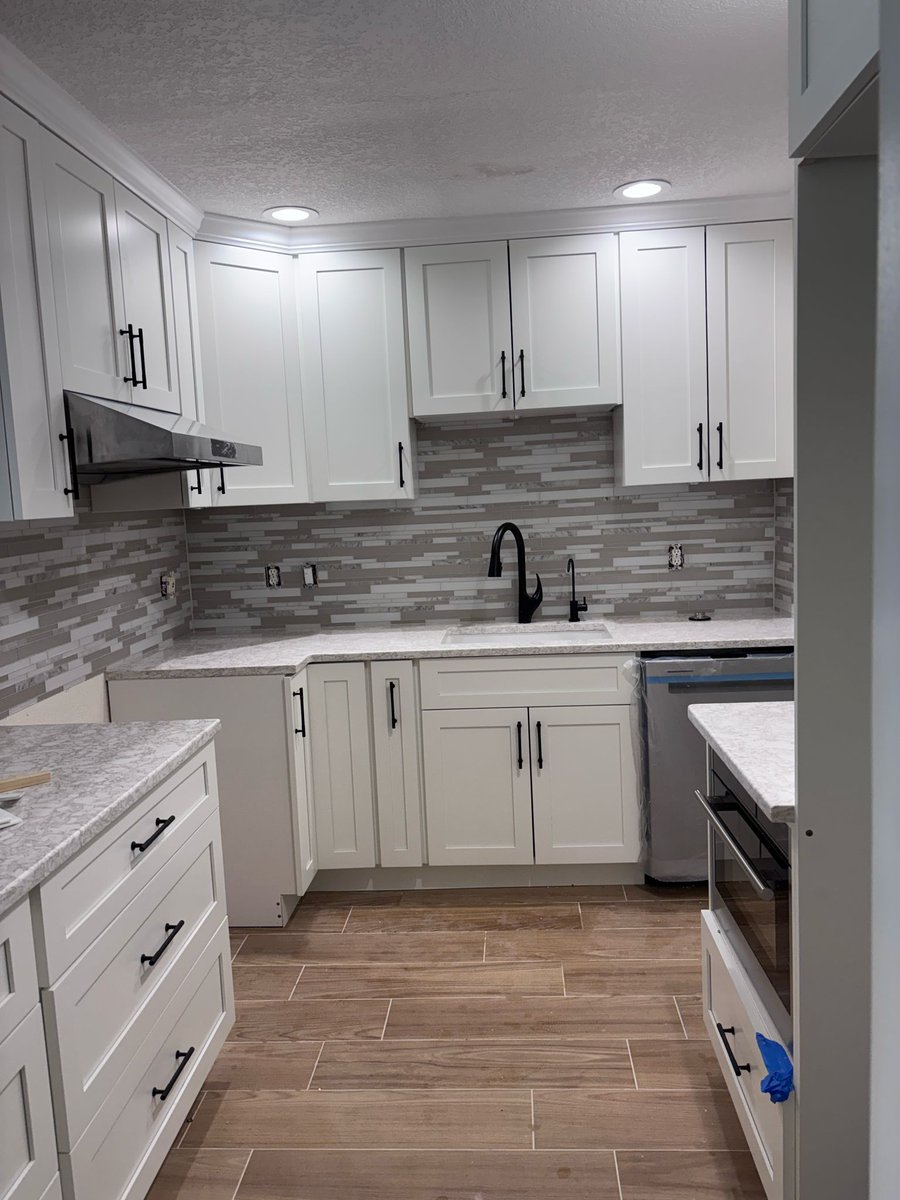 BatzTileRenov's tweet photo. Quality materials, expert installation, and outstanding customer service—that's what you'll get with Batz Tile Renovation LLC.

📞 Call 941-592-3045 today!

#TileInstallation #TileFlooring #BathroomUpgrade #KitchenUpgrade #HomeRemodel #RenovationExperts #ProfessionalService https://t.co/KuNlvUcRJs