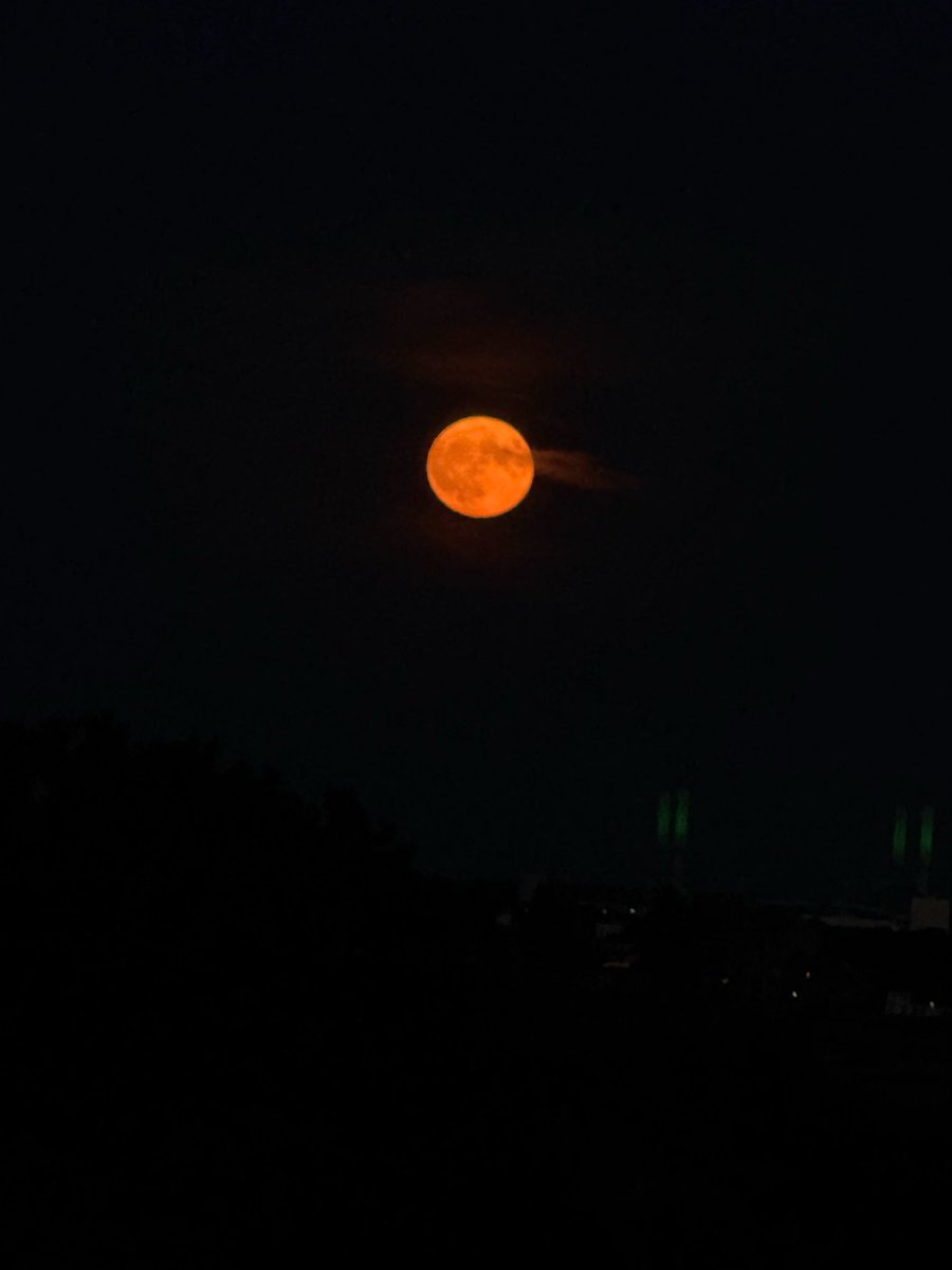 a_wallflowerrr's tweet photo. the moon tonight ✨ https://t.co/VJsQgQHnCv