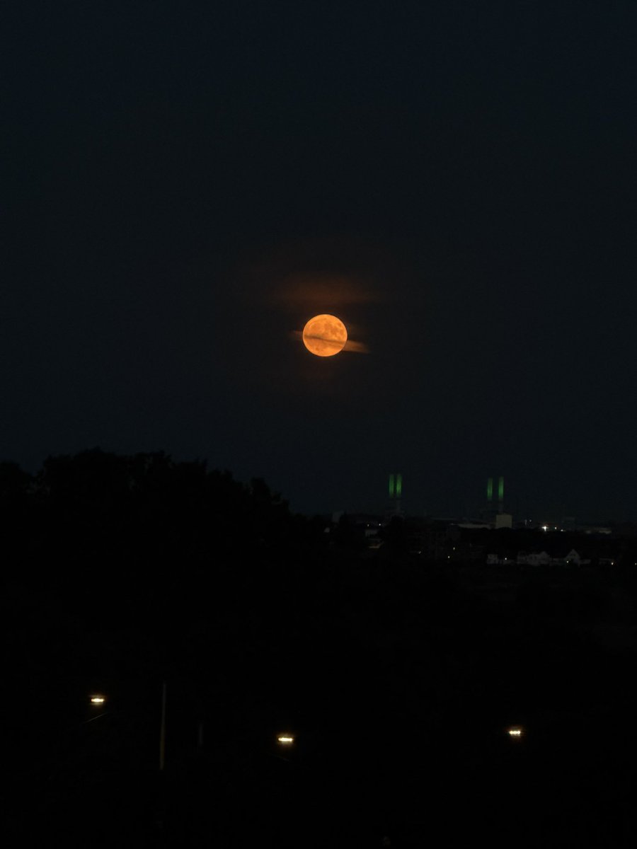 a_wallflowerrr's tweet photo. the moon tonight ✨ https://t.co/VJsQgQHnCv