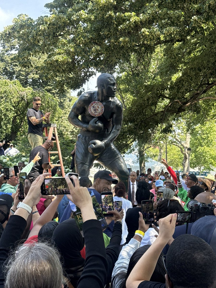 PPDComPrtBureau's tweet photo. Congratulations to the Frazier Family and City of Philadelphia on this momentous occasion in Philadelphia’s history, the unveiling of the “Smokin” Joe Frazier statue at the Philadelphia Museum of Art. 🥊#community #partnerships #Philly #JoeFrazier #Boxing #PPD https://t.co/aTqsyrgbyJ