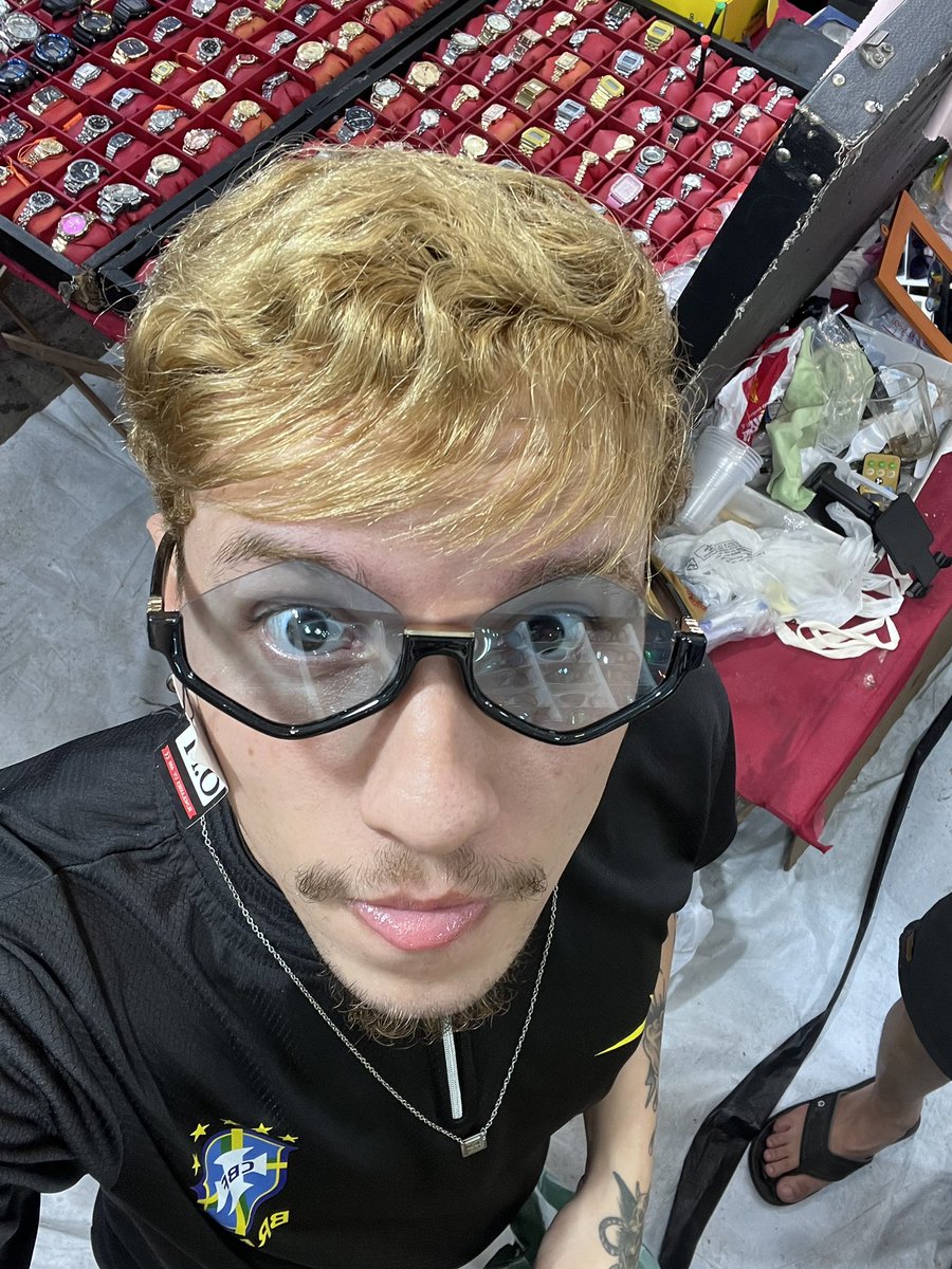 _Salesy's tweet photo. Gente, não me deixaram comprar esse óculos 👎🏻👎🏻 https://t.co/SUrIfUu40j